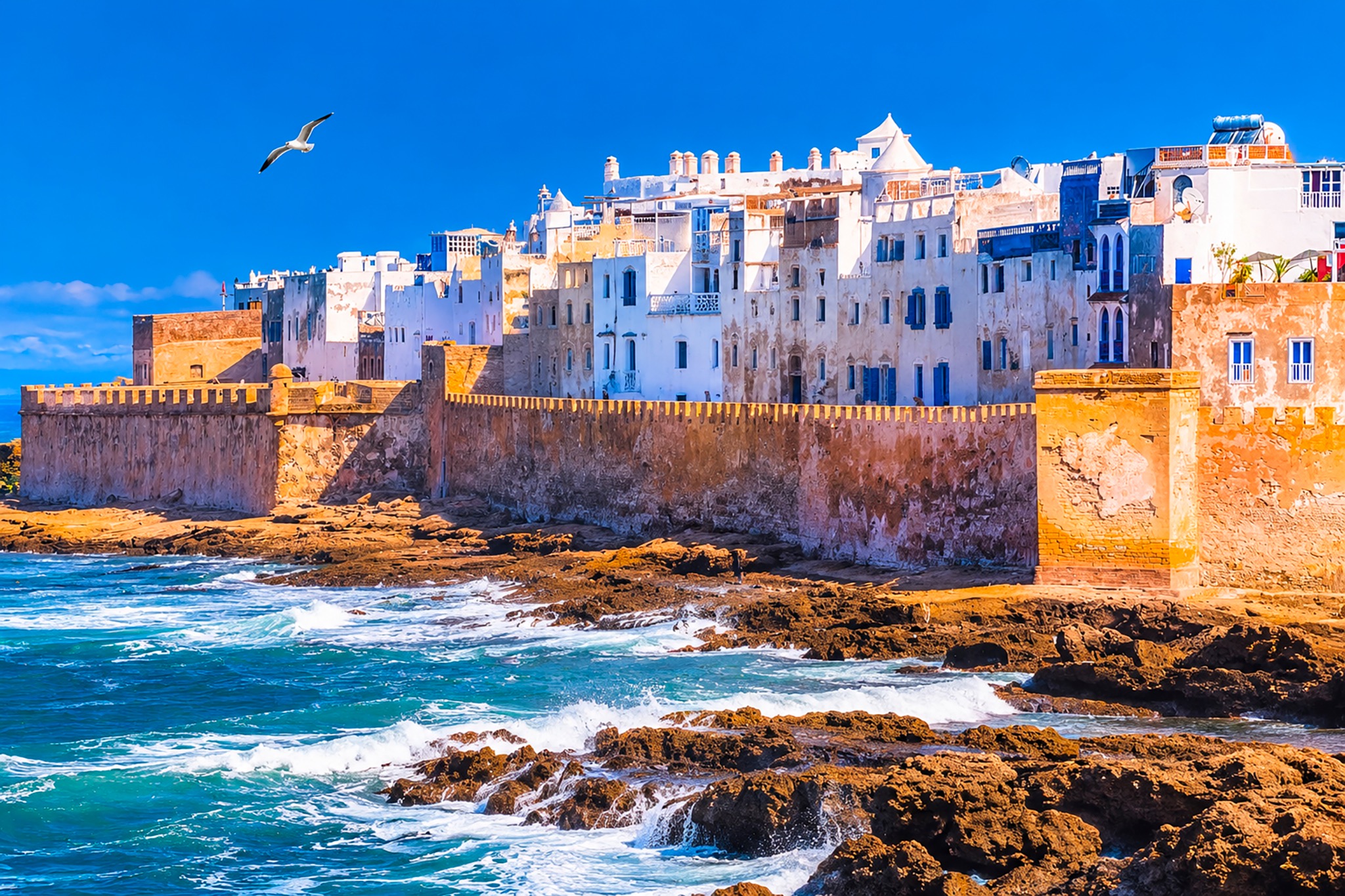 Le mura e le case bianche di Essaouira affacciate sull’oceano