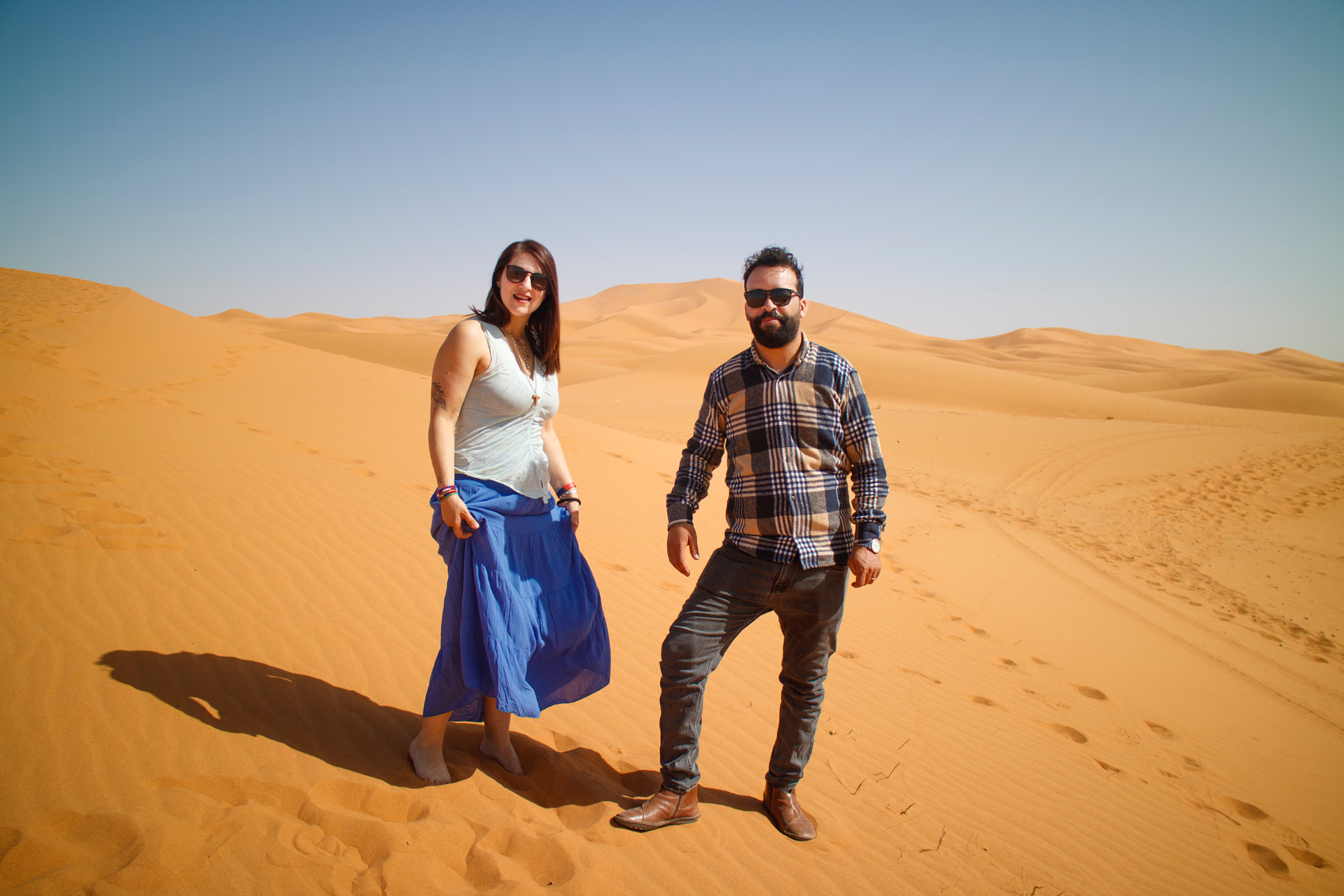 Sonia e Omar insieme tra le dune del deserto